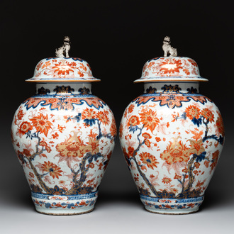 A pair of Chinese Imari-style covered vases, Kangxi/Yongzheng