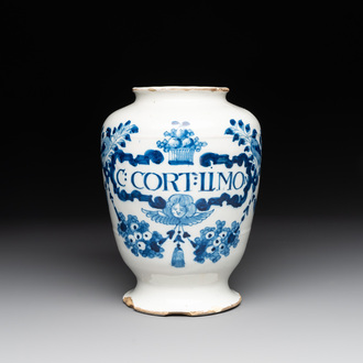 An English Delftware blue and white drug jar inscribed 'C:CORT:LIMON', 18th C.