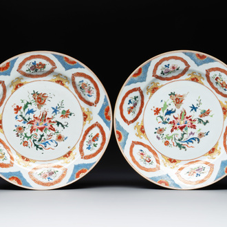 A pair of Chinese export famille rose 'Pronk-studio' dishes with floral design, Qianlong