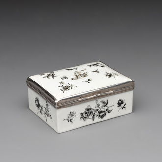 A Chinese export monogrammed grisaille snuff box, 18/19th C.