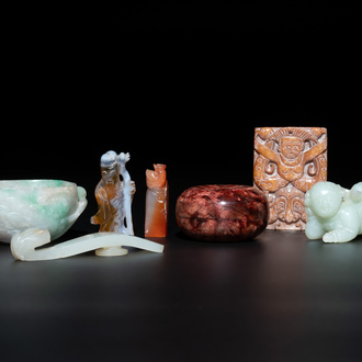 A varied group of seven Chinese jade, jadeite, agate and hardstone carvings, 19/20th C.