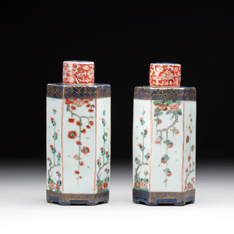 A pair of Chinese famille verte hexagonal tea caddies and covers with floral design, Kangxi