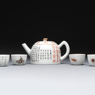 A Chinese grisaille- and iron-red-decorated covered teapot and four cups, 19th C.
