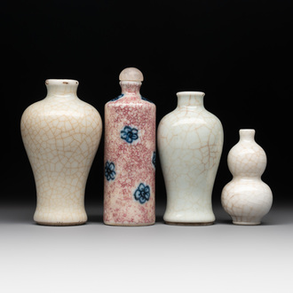 Three Chinese ge-type snuff bottles and a blue, white and ge-type snuff bottle, 19th C.