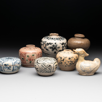 A collection of seven Annamese or Vietnamese blue, white and polychrome wares, 16/17th C.