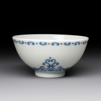 A Chinese blue and white cup with floral design, Yongzheng mark, 20th C.