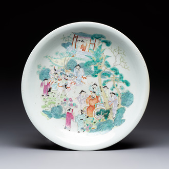 A Chinese famille rose dish with figural design, Qianlong mark, 19/20th C.