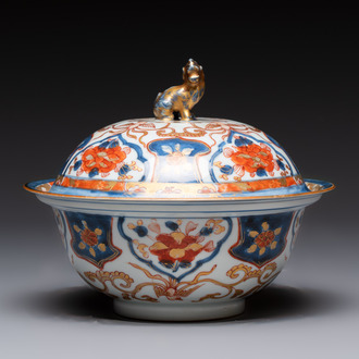 A Chinese Imari-style armorial 'klapmuts' bowl and cover with the arms of Van Gellicum, Kangxi/Yongzheng