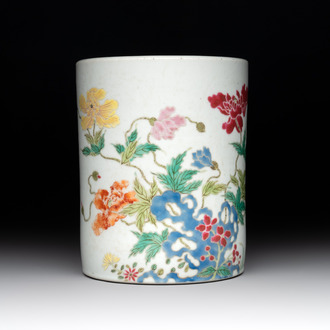 A Chinese famille rose 'butterflies and flowers' brush pot, 19th C.