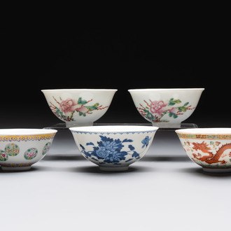 Four Chinese famille rose bowls and a blue and white bowl, Guangxu mark, 19/20th C.