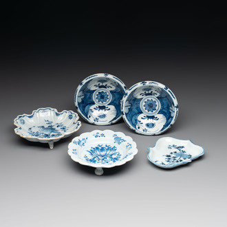 A pair of small blue and white Dutch Delft bowls, two tripod salts and a condiment dish, 17/18th C.