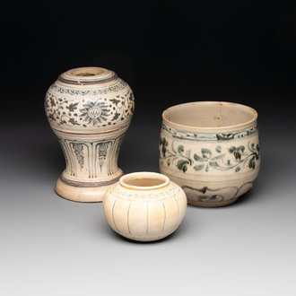 An Annamese or Vietnamese blue and white altar vase, a 'melon' jar and a bowl, 14/15th C.
