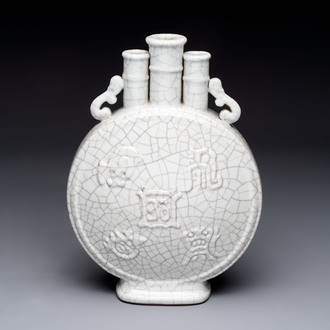 A Chinese ge-type moonflask, Yongzheng mark, 19/20th C.
