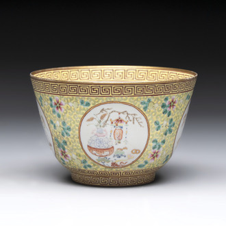 A Chinese famille rose 'antiquities' bowl, Tongzhi mark, 20th C.