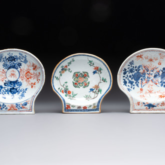 Three Chinese famille verte and Imari-style shell-form dishes, Kangxi
