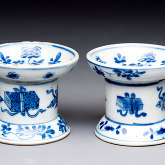 A pair of rare Chinese blue and white sanders with antiquities and floral design, Kangxi