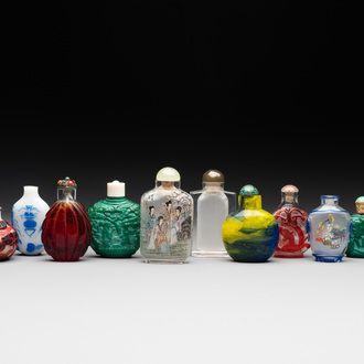 A collection of 12 Chinese glass snuff bottles, 19/20th C.
