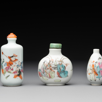 Three Chinese famille rose snuff bottles with figural design, Zhengde mark, 19th C.