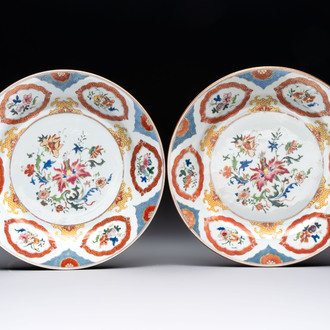 A pair of Chinese famille rose 'Pronk studio' plates with floral design, Qianlong