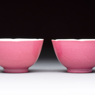 A pair of Chinese ruby-pink-glazed cups with floral anhua design, 18/19th C.