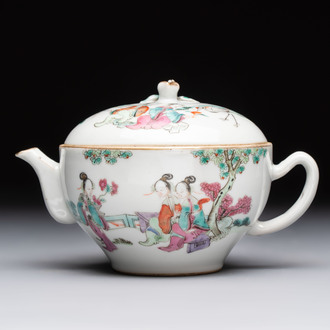 A Chinese famille rose teapot with ladies in a garden, Yongzheng mark, 19th C.