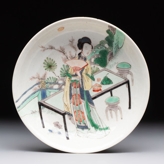 A fine Chinese famille verte 'elegant beauty' plate, Chenghua mark, Kangxi