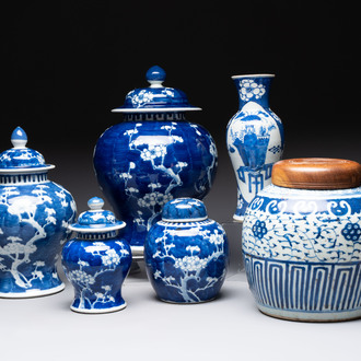 Four Chinese blue and white vases, three with cover, and two covered jars, 19th C.
