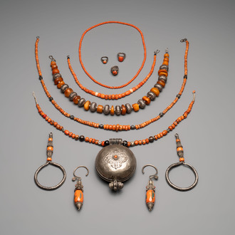 A varied group of five Tibetan necklaces, three rings and four earbobs with red coral, 19/20th C.