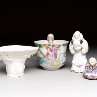 A Chinese Dehua blanc de Chine libation cup, a famille rose cup and two figures, 19th C.