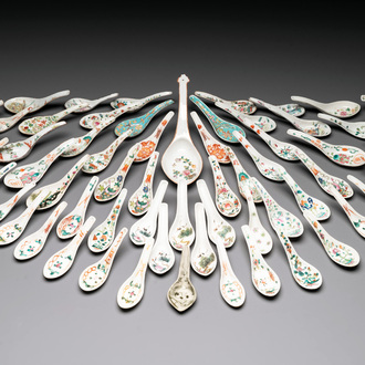 An extensive collection of 62 Chinese porcelain spoons, 19/20th C.