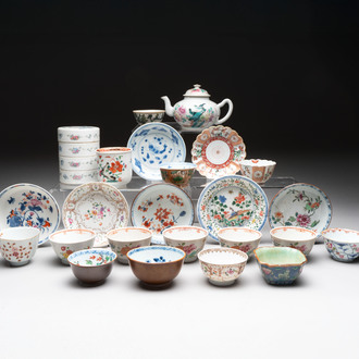 A varied collection of 24 Chinese porcelain wares, Kangxi and later