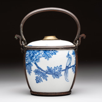 A Chinese blue and white 'Bleu de Hue' lime pot for the Vietnamese market, artemisia leaf mark, 19th C.