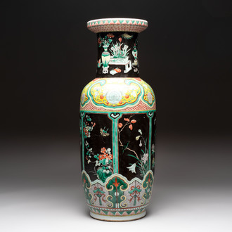A fine Chinese famille noire 'antiquities' vase, 19th C.
