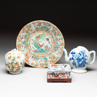 A Chinese wucai covered box, a blue and white ewer, a famille rose covered box and a plate, Wanli, Kangxi and Guangxu mark, 19/20th C.
