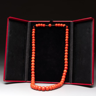 A Chinese red coral necklace, 19th C.