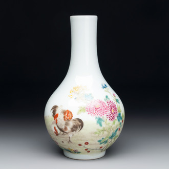 A Chinese famille rose 'rooster' vase, Ju Ren Tang 居仁堂製 mark, 20th C.