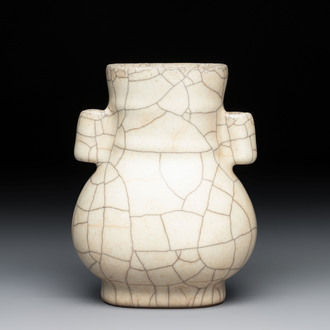 A small Chinese ge-type 'hu' vase, 19/20th C.