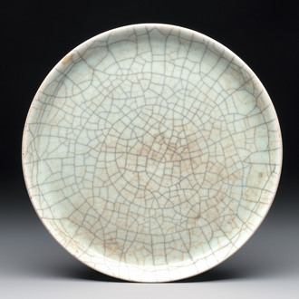 A Chinese ge-type crackle-glazed dish, 19th C.