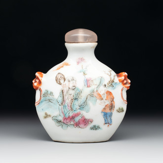 A Chinese famille rose snuff bottle with figural design, 19th C.