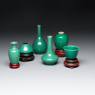 Six Chinese green-glazed wares, with four wooden stands, Chenghua mark, 19/20th C.