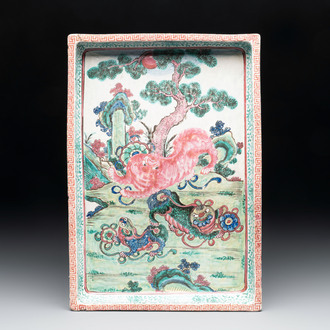 A Chinese enamelled Yixing stoneware rectangular tray with three Buddhist lions, 18/19th C.