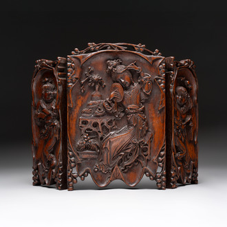 A Chinese carved wooden triptych panel with figural design, Wong Chan Kee mark, Shanghai, 20th C.