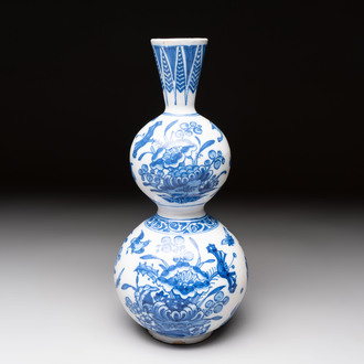 A blue and white Dutch or English Delft chinoiserie Transitional-style double gourd vase, 17th C.