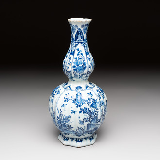 A blue and white Dutch Delft ribbed chinoiserie Kangxi-style double gourd vase, early 18th C.