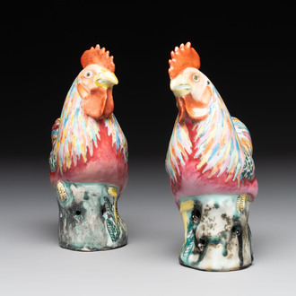 A pair of Chinese famille rose models of roosters, 18/19th C.