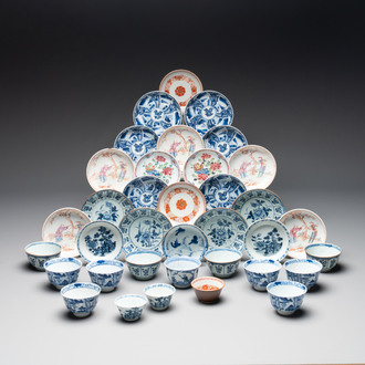 A collection of 14 Chinese blue, white and famille rose cups and 22 saucers, 18/19th C.