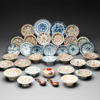 A large collection of 30 Chinese blue, white and famille verte tazzas, two blue and white plates, a Swatow covered box and two spoons, 19th C.