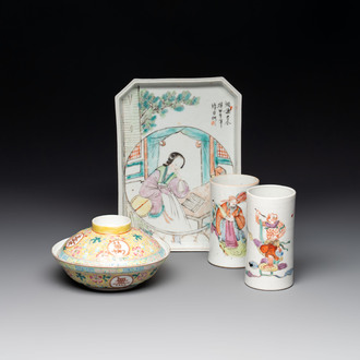 A Chinese qianjiang cai tray, two famille rose brush pots and a yellow-ground covered bowl, Tongzhi and Guangxu mark, 19/20th C.