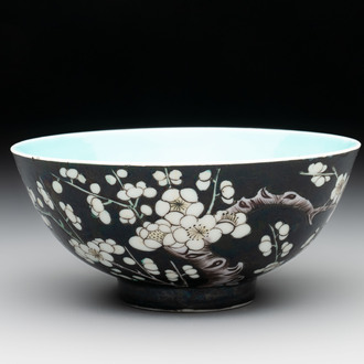 A Chinese famille noire 'plum blossoms' bowl, Jiangxi Ciye Gongsi 江西瓷業公司 mark, 20th C.