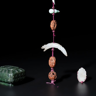 A small Chinese spinach-green jade covered box and two white jade pendants, 18/19th C.